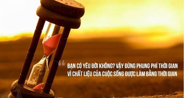 Nhóm đồng nghiệp đang thảo luận và làm việc cùng nhau