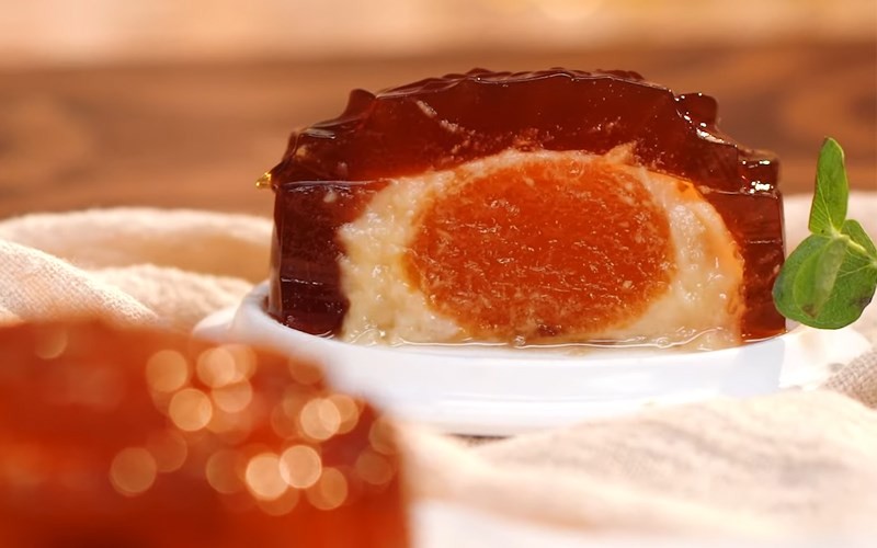 Bánh Trung Thu rau câu với lớp vỏ trong suốt và nhân màu sắc