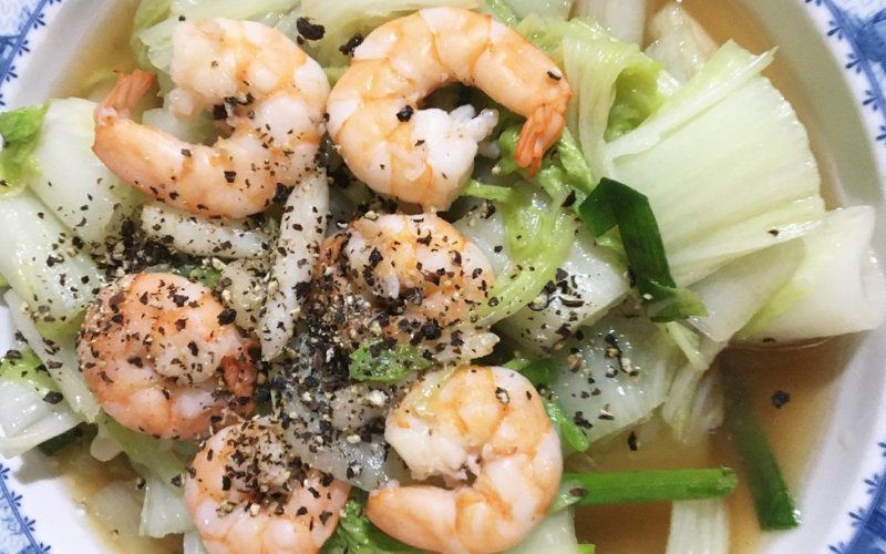 Sự kết hợp hoàn hảo giữa vị ngọt của tôm và độ giòn của cải thảo