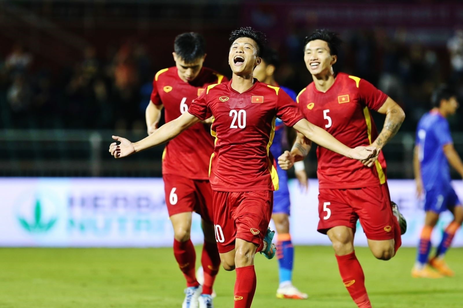 Cầu thủ ăn mừng bàn thắng một cách hài hước