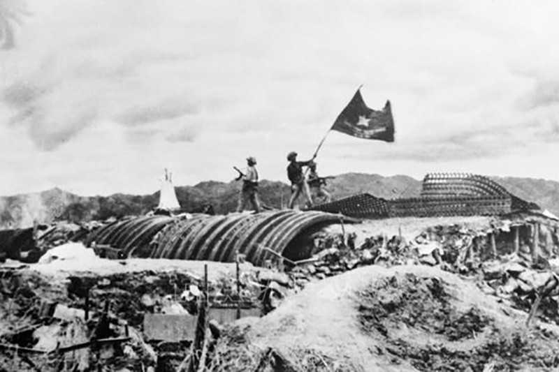 Cảnh những người lính đang duyệt binh hùng tráng