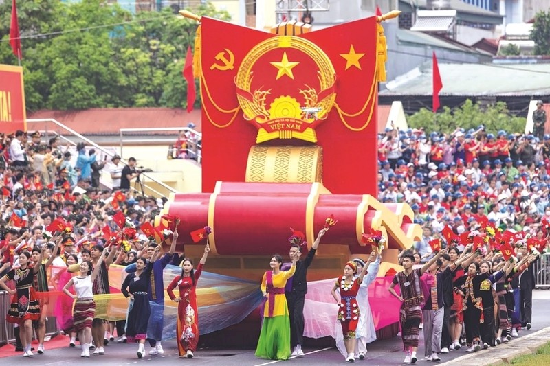 Khung cảnh thiên nhiên hùng vĩ của Việt Nam với núi non và sông nước