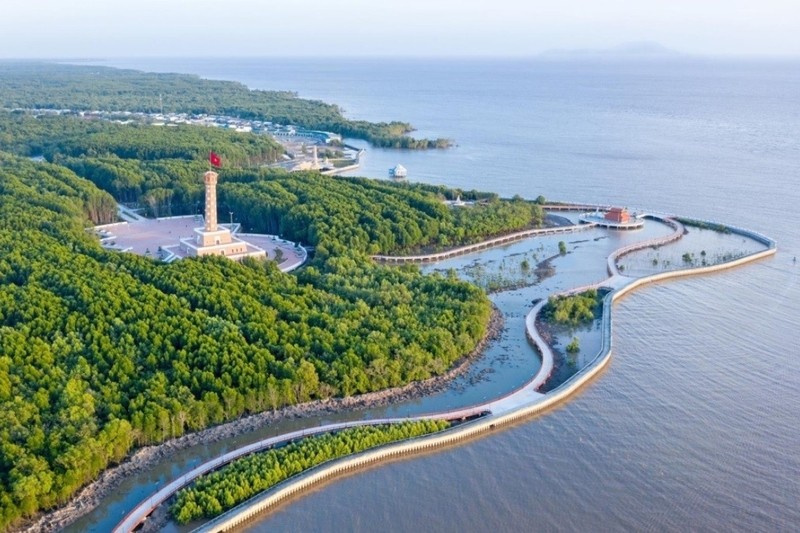 Phong cảnh làng quê Việt Nam yên bình với con đường nhỏ và cây đa