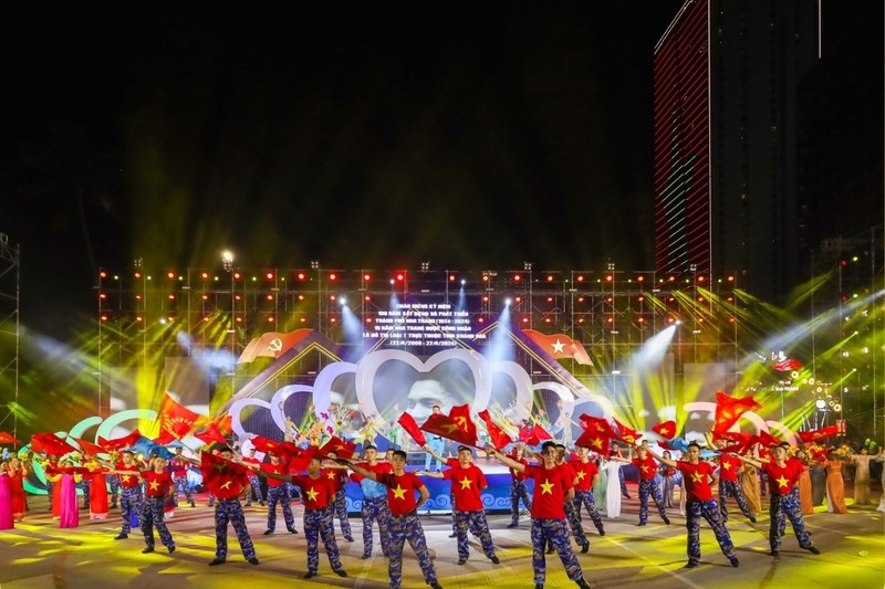 Hình ảnh người dân Việt Nam trong trang phục truyền thống