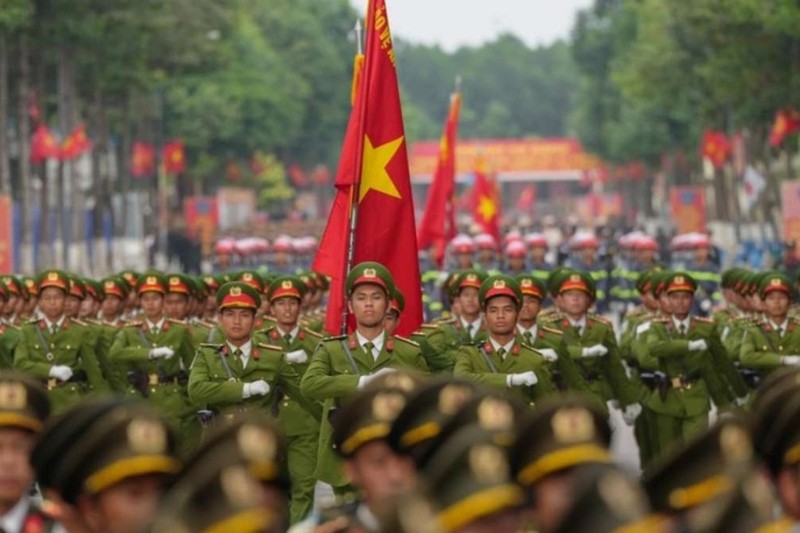 Hình ảnh người dân đang tham gia một lễ hội truyền thống