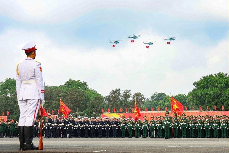 Cảnh gia đình sum vầy bên mâm cỗ ngày Tết