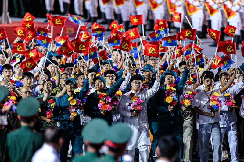 Cờ đỏ sao vàng tung bay trong gió trên nền trời xanh