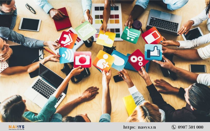 Cảnh sát phong tỏa và khám nghiệm khu vực phát hiện thi thể nạn nhân