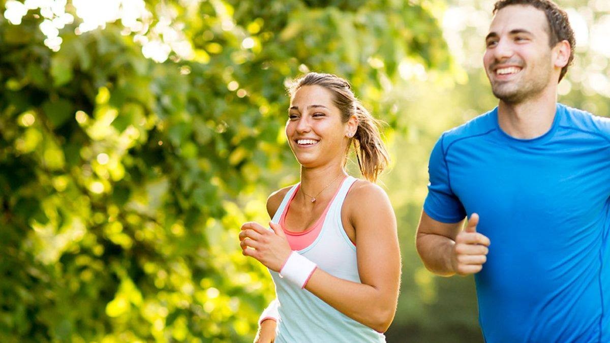 Cận cảnh một người phụ nữ đang tập yoga trong không gian tràn ngập ánh sáng tự nhiên