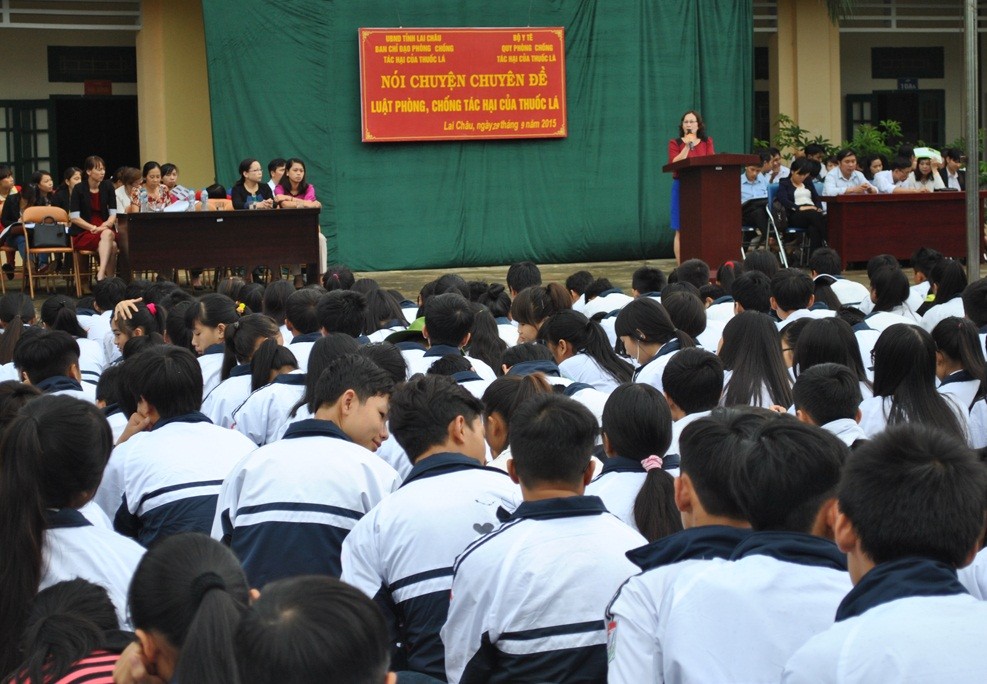 Cán bộ Trung tâm Truyền thông – GDSK tỉnh tuyên truyền về tác hại của thuốc lá cho các em học sinh.