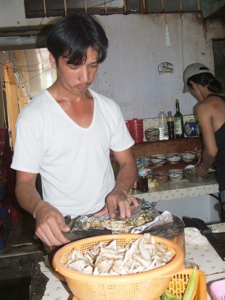 Nấm mối bọc giấy bạc nướng tại một nhà hàng ở Long Khánh