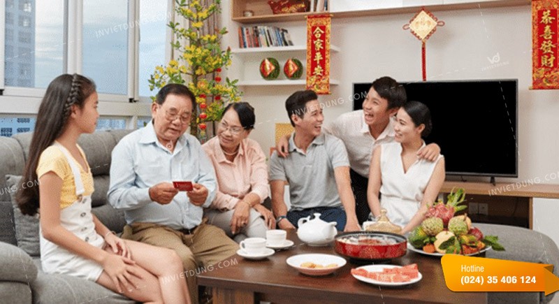 Hình ảnh gia đình thông gia đang trò chuyện vui vẻ trong dịp Tết