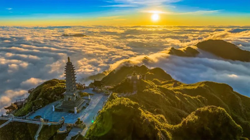 Cảnh bình minh rực rỡ trên đỉnh Fansipan