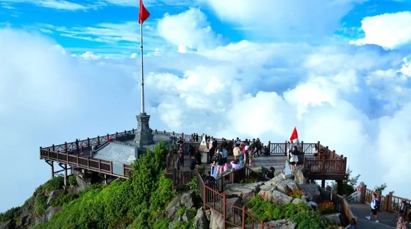 Đoàn người trekking lên đỉnh Fansipan trong tiết trời se lạnh