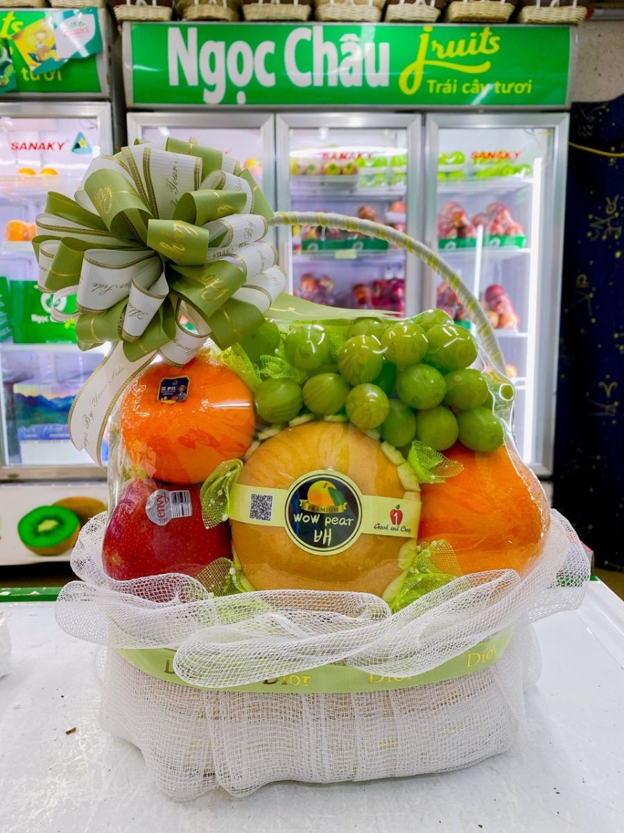 Giỏ hoa quả quà tặng với sự góp mặt của nho xanh Úc Autumn Crisp Grandezza