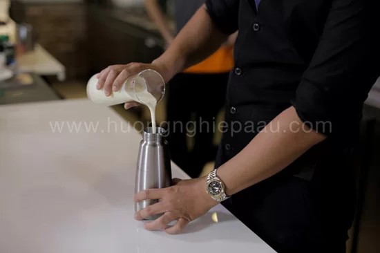 lam kem tuoi bang binh xit 1
