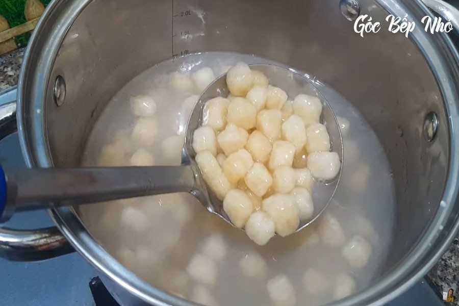 Luộc cùi bưởi để nấu chè bưởi cốm non