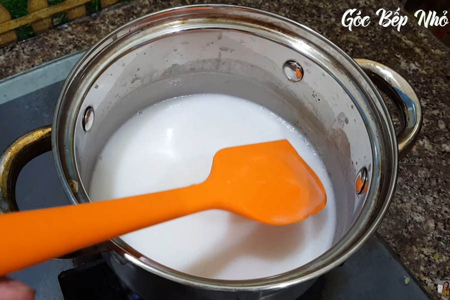 Nấu nước cốt dừa cho chè bưởi cốm non