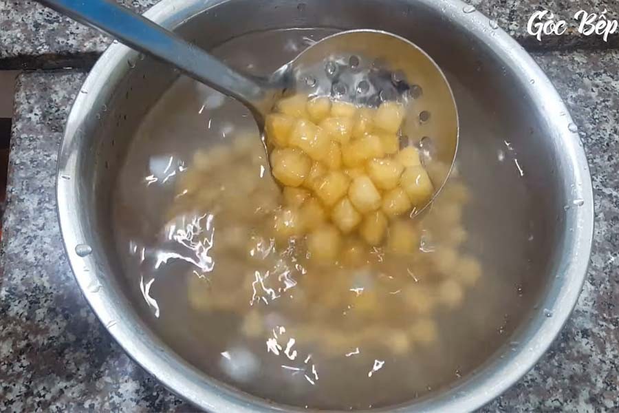 Ngâm cùi bưởi vào trong thau nước đá