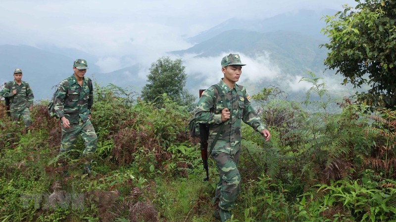 Người lính hành quân vì bình yên Tổ quốc.