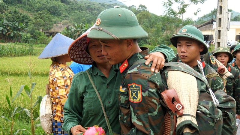 Người lính nhớ nhà khi làm nhiệm vụ xa.