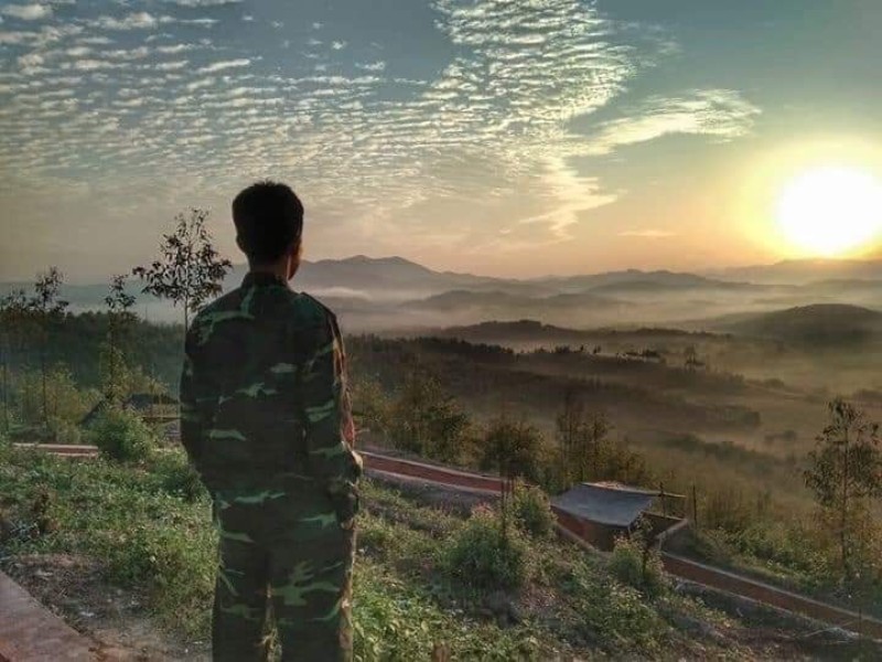 Hình ảnh người lính trong huấn luyện và phục vụ cộng đồng.