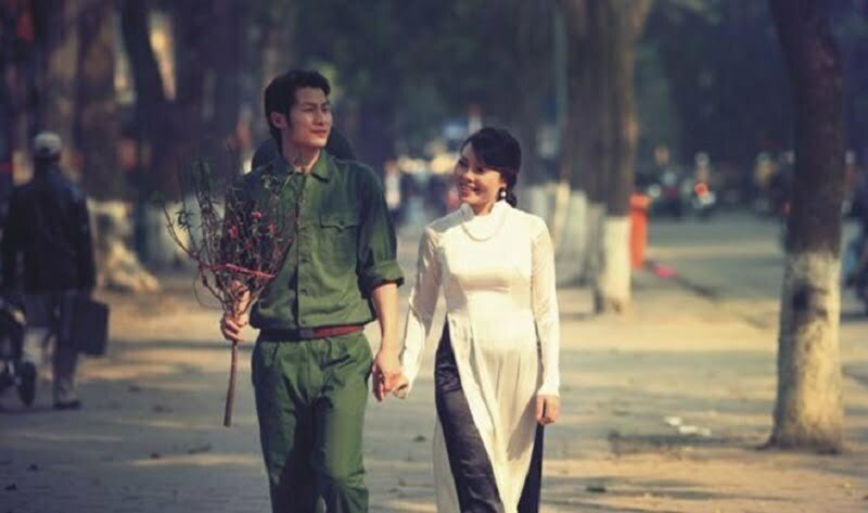 Người yêu chờ đợi người lính hoàn thành nhiệm vụ.