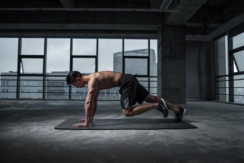 Một người đang tập thể dục với thái độ quyết tâm