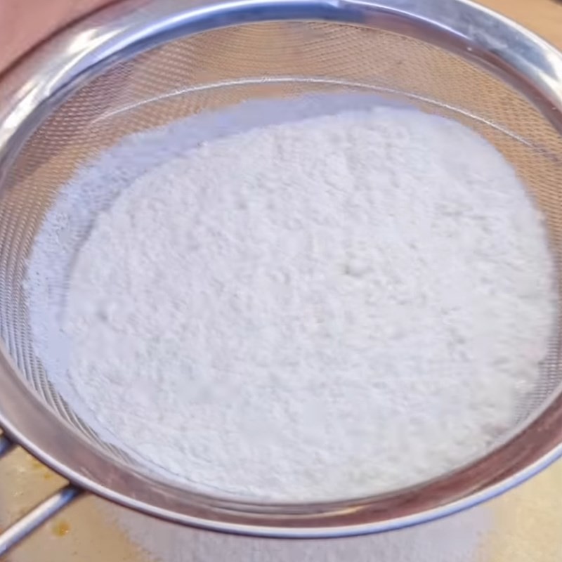 Bước 2 Trộn bột bánh Bánh bông lan sữa chua việt quất