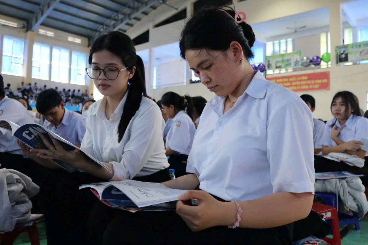 Học sinh tìm hiểu thông tin về tuyển sinh và ngành nghề trong chương trình Tư vấn mùa thi năm 2025