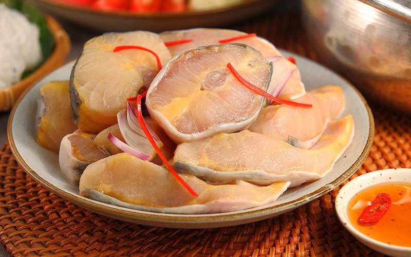 Cá tầm được cắt khúc chuẩn bị nấu