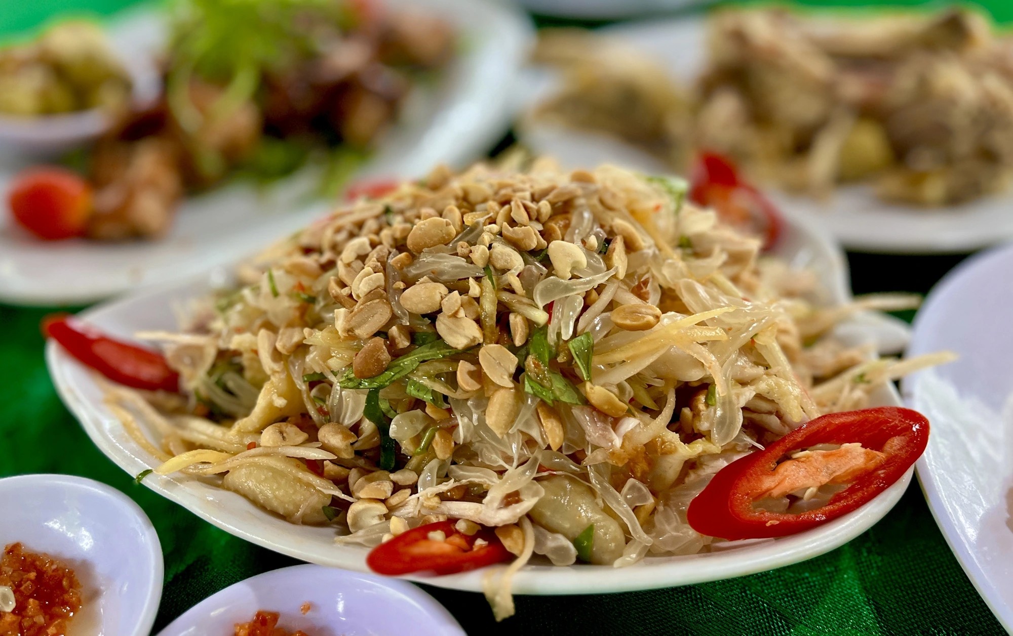 Gỏi bưởi thịt gà, món ăn được khách yêu thích khi đến làng bưởi Tân Triều