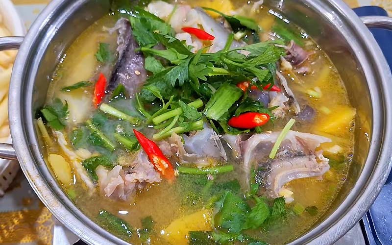 Nồi lẩu cá tầm chanh dây với màu sắc bắt mắt