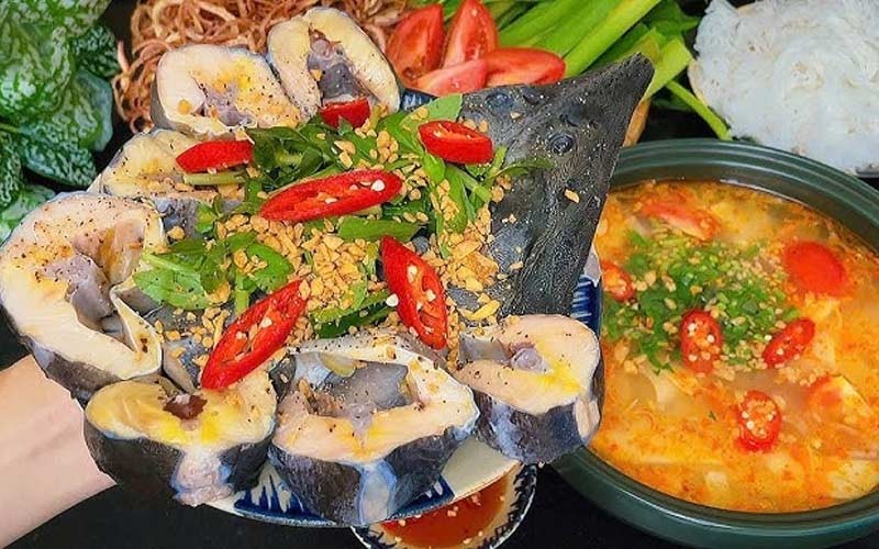 Nồi lẩu cá tầm măng chua nghi ngút khói