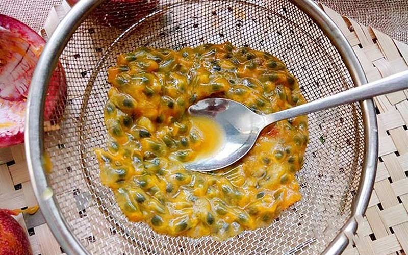Sơ chế chanh dây để lấy nước cốt