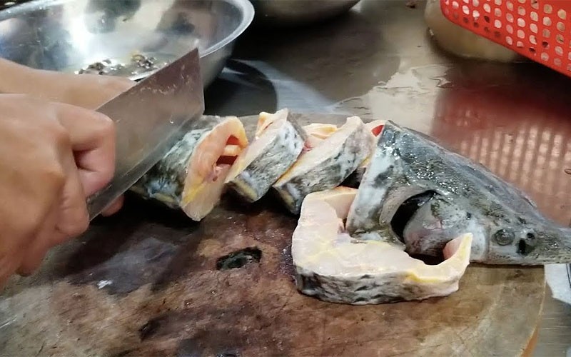 Sơ chế cá tầm kỹ lưỡng để loại bỏ nhớt và gai
