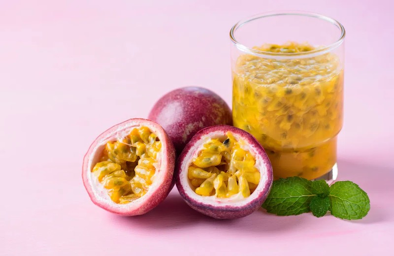 Chỉ nên uống nước ép chanh dây khi đã ăn no