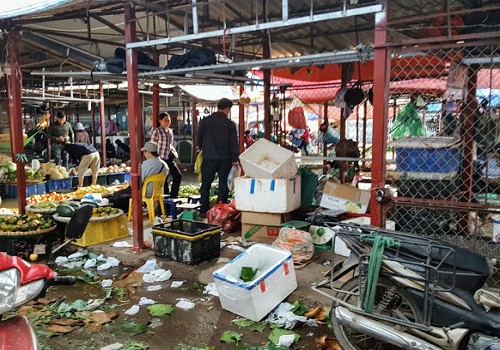 Cảnh sát phong tỏa và khám nghiệm khu vực phát hiện thi thể nạn nhân