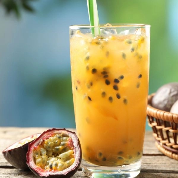 Ly nước chanh dây Rồng Đỏ màu vàng óng ánh, hấp dẫn