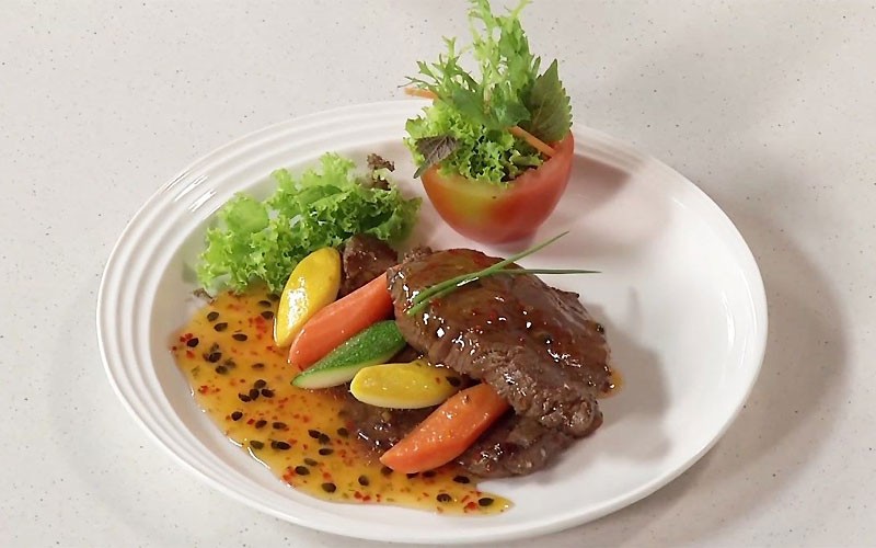 Thịt bò áp chảo và rau củ xào