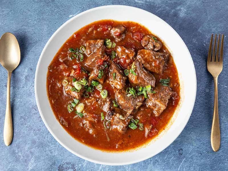 Thịt bò sốt cà chua trên nền xà lách