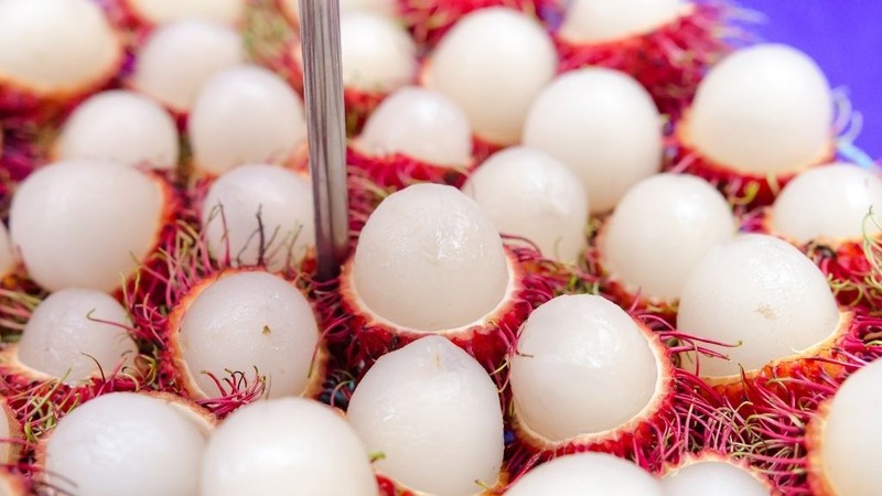 Chôm chôm được rửa sạch và chuẩn bị thưởng thức