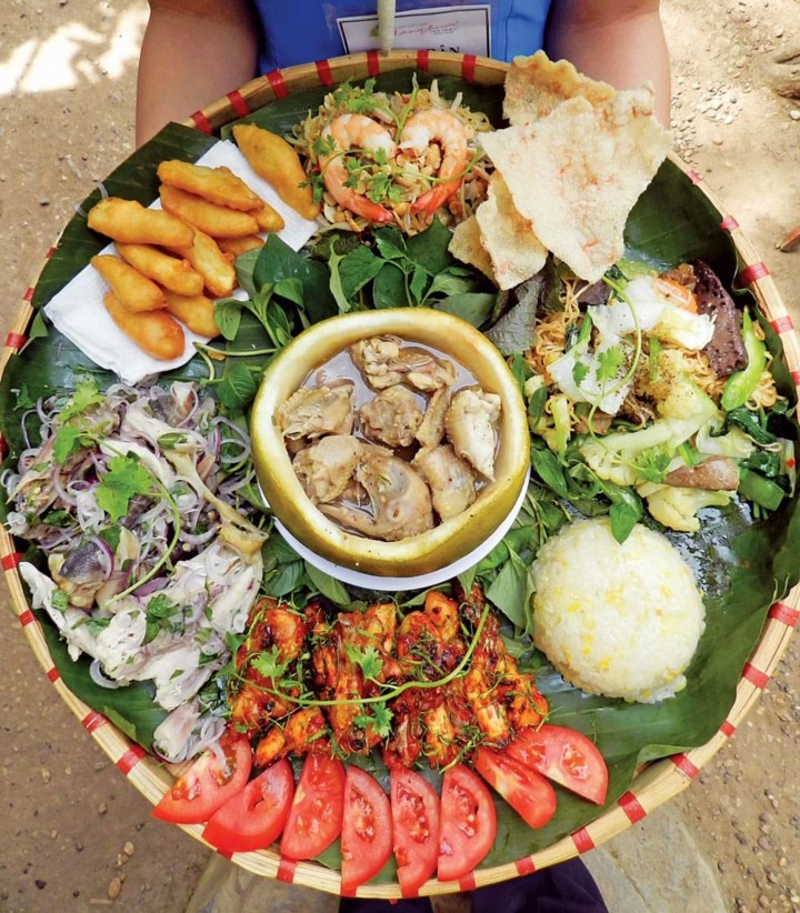 Ai cầu kì hơn thì trộn thêm đĩa gỏi ăn cùng để phần ăn giòn tươi, kích thích vị giác.