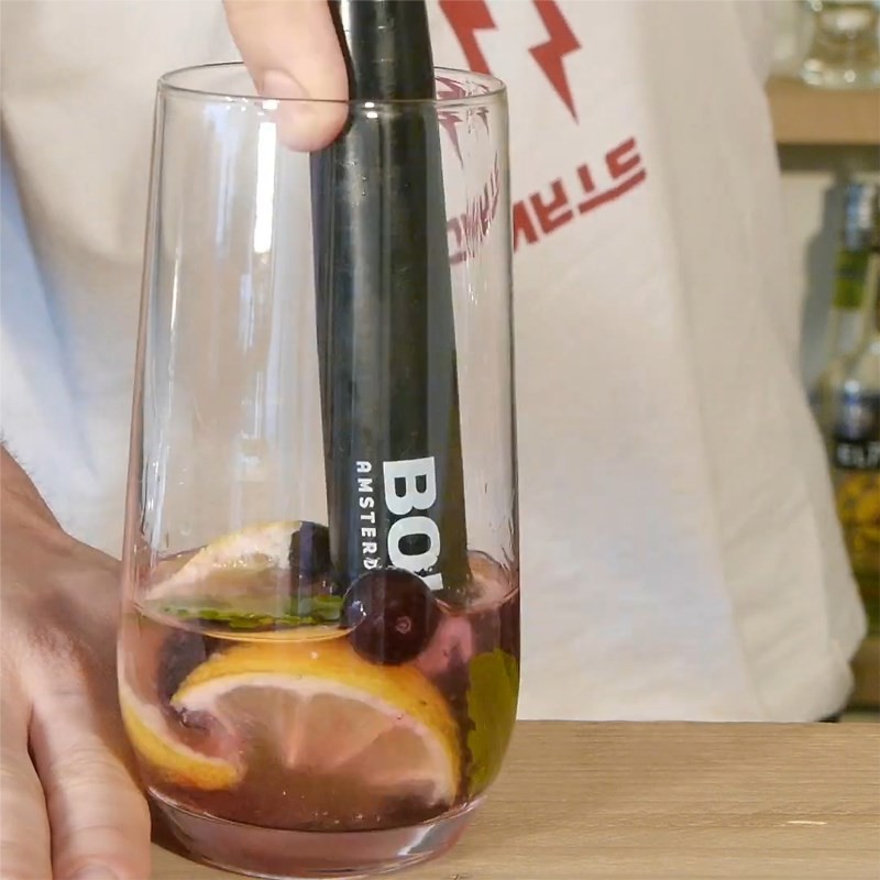Nghiền nguyên liệu cho Mojito việt quất