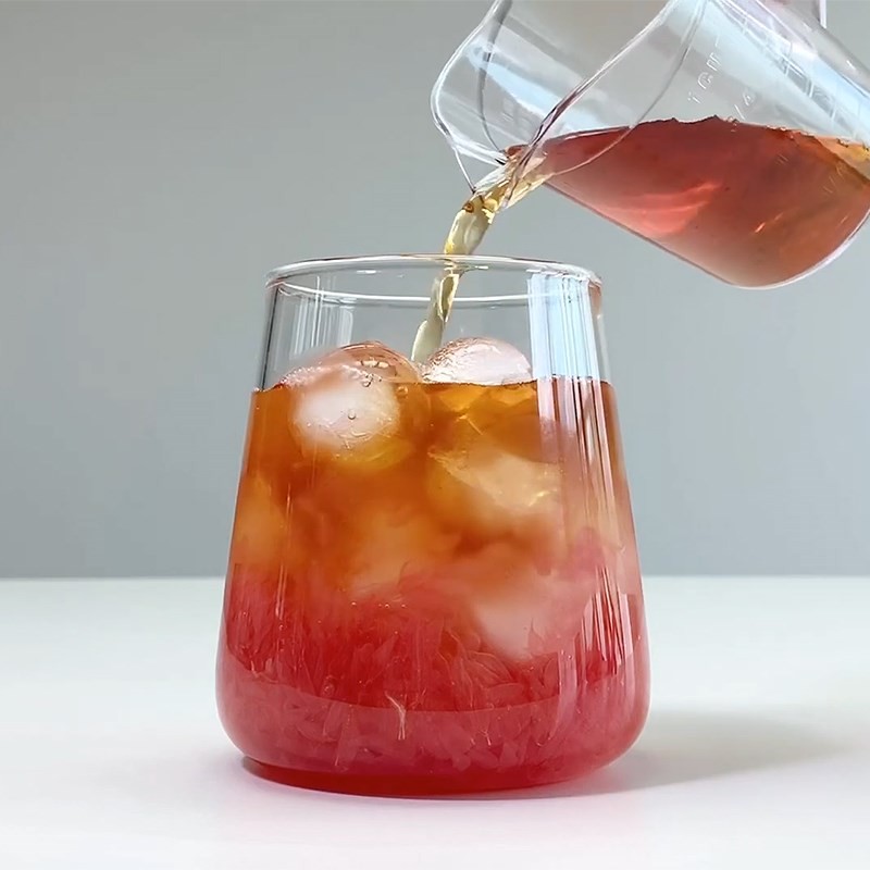 Rót nước trà đen vào ly