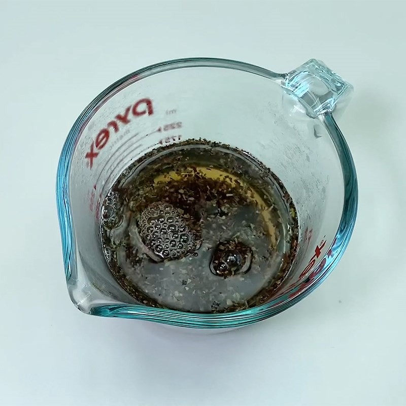 Lọc bỏ bã trà