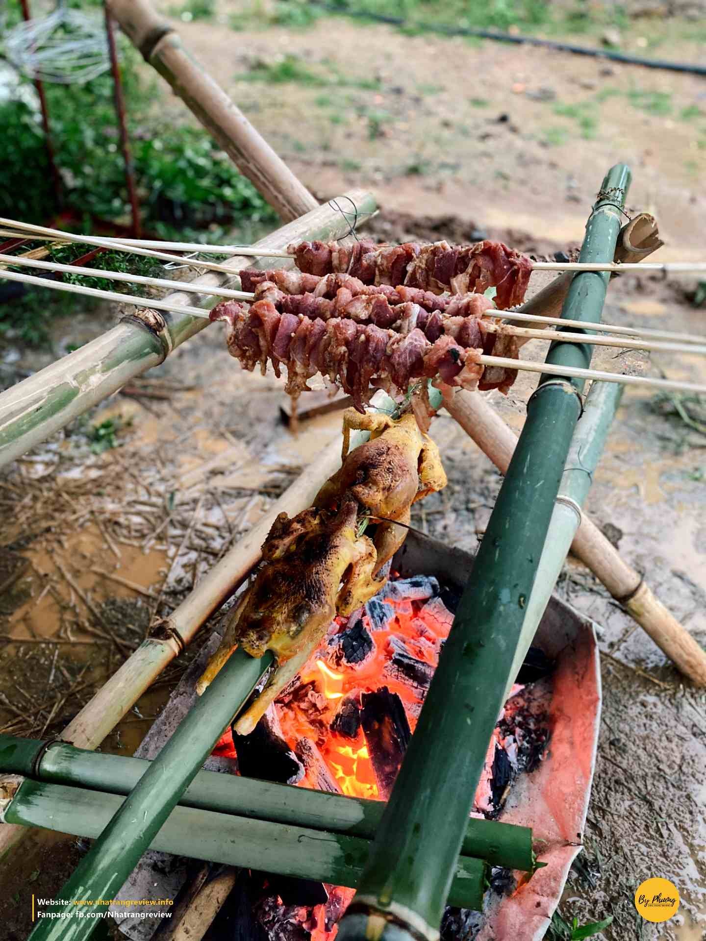 Anh Đệ chuẩn bị nướng gà với bếp nướng độc đáo
