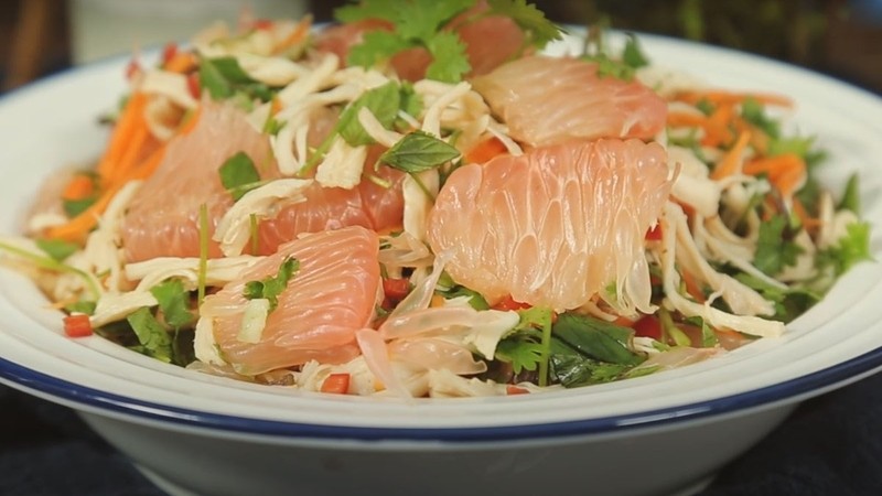 Salad bưởi ức gà có rất ít calo, phù hợp với người giảm cân