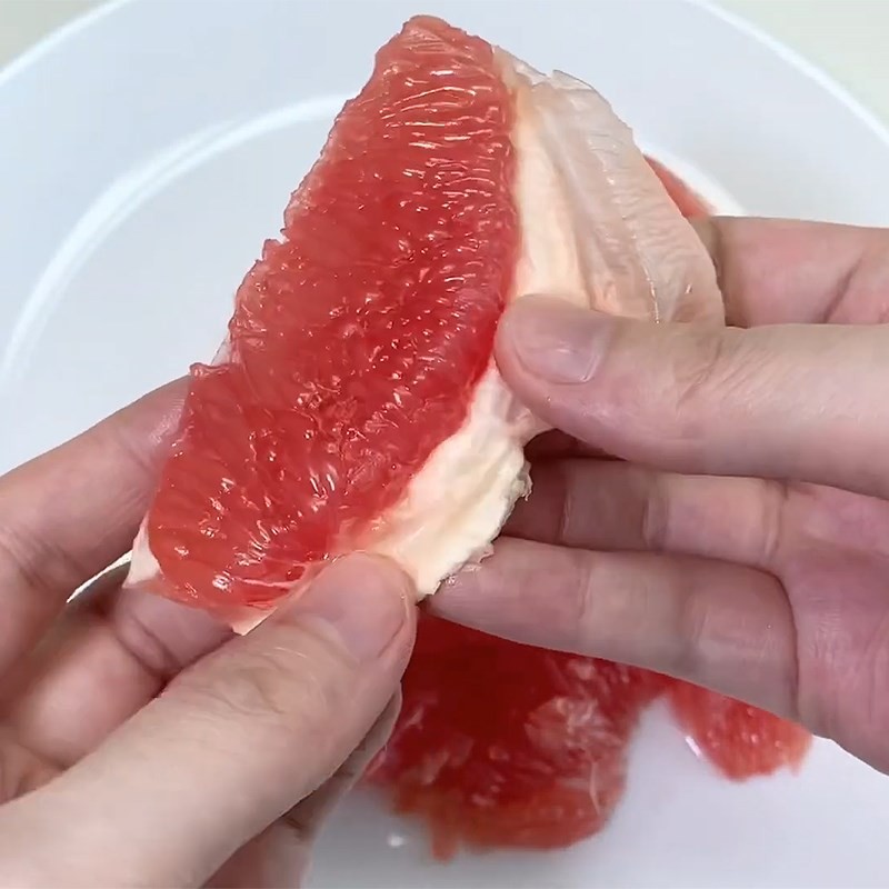 Tách vỏ và tép bưởi