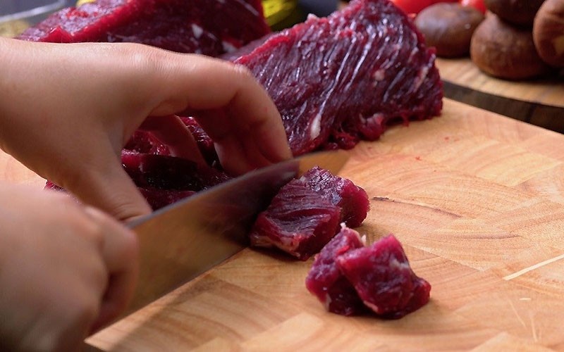Thịt bò được thái miếng vừa ăn